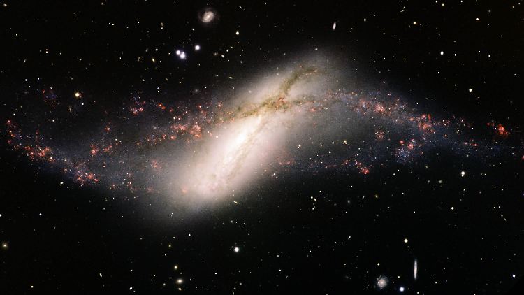 Plötzlich wurde die Galaxie NGC 660 mehrere hundert Male heller. Das Schwarze Loch im Zentrum der Galaxie wird aktiv.