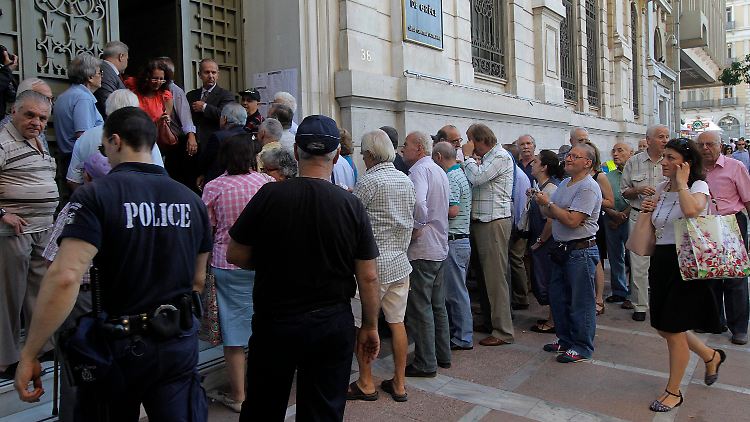 Zehntausende griechische Rentner haben keine EC-Karte und müssen sich ihr Geld direkt von der Bank abholen.