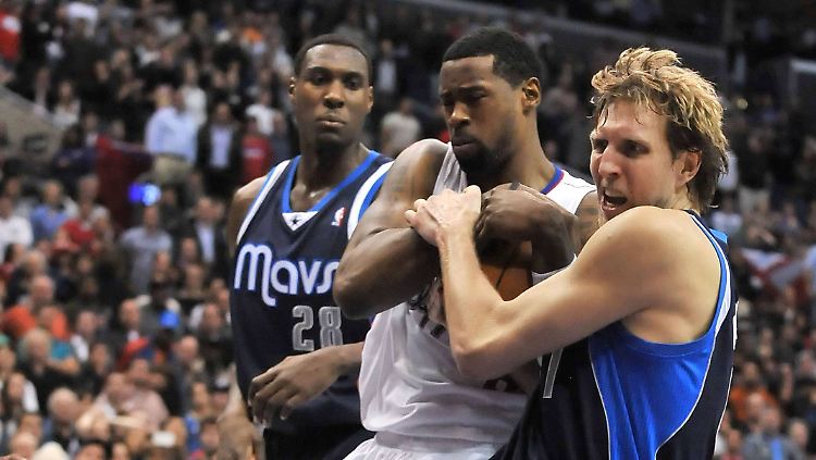 Werden jetzt doch keine Teamkameraden bei den Dallas Mavericks: Dirk Nowitzki (r.) und DeAndre Jordan von den L.A. Clippers.