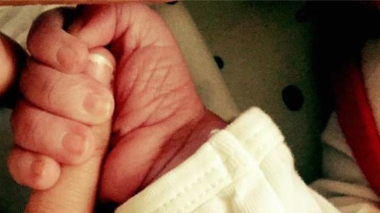 Der kleine Alessio Elias greift nach dem Finger seiner Mutter Sarah Lombardi.