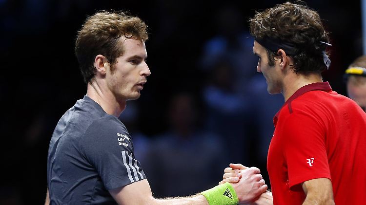 Trotz der heftigen Klatsche in London gratuliert Verlierer Andy Murray (l.) dem Sieger Roger Federer. In Wimbledon will der Brite nun Revanche.