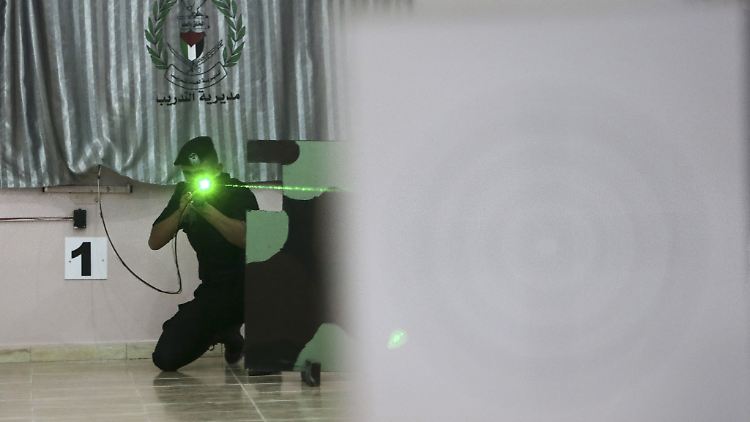Gewehre mit Laservisier sind längst Realität. In Palästina werden schwache Laserkanonen zum Training verwendet, um Munition zu sparen. 