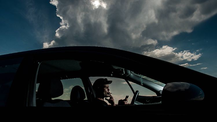 Beim Gewitter kann man bedenkenlos mit dem Handy telefonieren. Am Radioknopf des Autos sollte man aber nicht drehen.