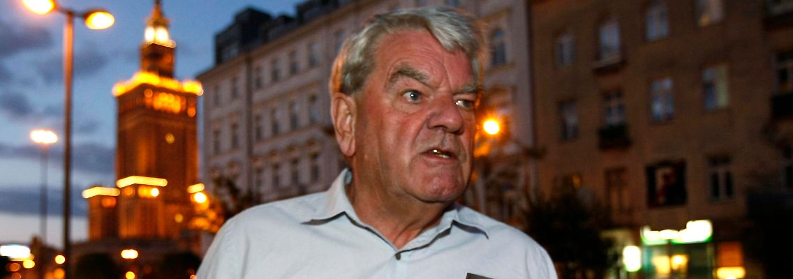 Irving mit entsprechender Literatur in Warschau unterwegs.