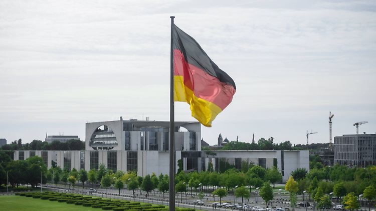 Anhand zahlreicher Beweismittel sei der Verdächtige der rechten Gruppierung "Deutsche Widerstandsbewegung" zuzuordnen. 