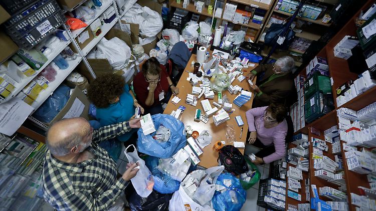 Aufgrund eingeschränkter Lieferungen durch Pharmaunternehmen herrscht an griechischen Krankenhäusern ein Mangel an Material und Medikamenten.