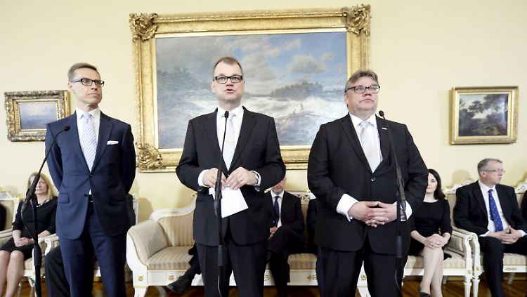 Finnlands Außenminister Timo Soini (r.), Ministerpräsident Juha Sipila (m.) und Finanzminister Alexander Stubb sind sich beim Thema Griechenland-Hilfe nicht einig.