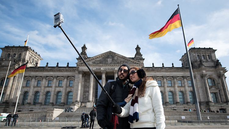 In Deutschland dürfen Fotos von "Werken, die sich bleibend an öffentlichen Wegen, Straßen oder Plätzen befinden" weiter verbreitet werden.