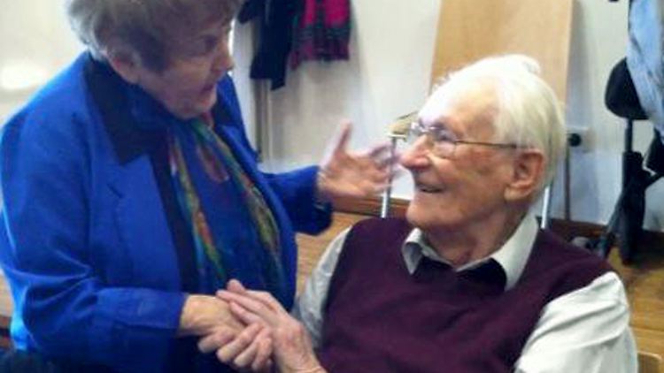 Die Kraft der Vergebung: Eva Kor schüttelt Oskar Gröning im April 2015 die Hand.