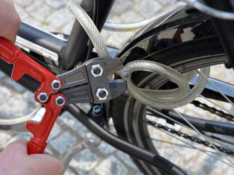 Mit Kabel hat man den Salat: Bügel-, Ketten- oder Faltschlösser lassen sich nicht so leicht durchtrennen wie Kabelschlösser.