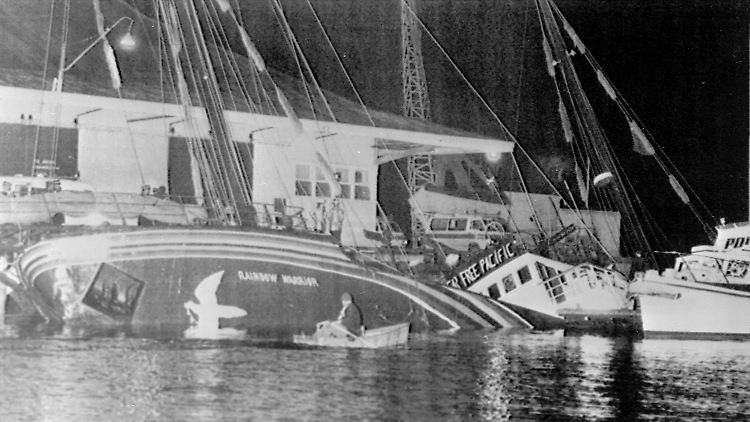 Die "Rainbow Warrior" im Hafen von Auckland. 