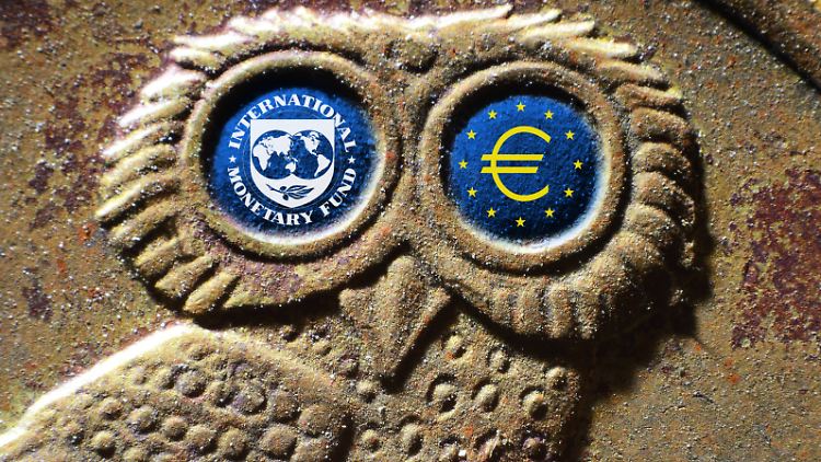 Was kann man tun, damit Griechenland von seinen Schulden nicht erdrückt wird? (Foto: Griechische Drachme Münze mit Zeichen von IWF und EZB.)