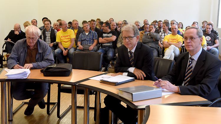 Mitarbeiter des Bremer Mercedes-Benz-Werkes im Gerichtssaal.