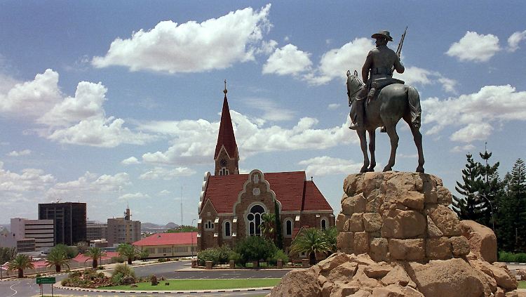 Selbst in Namibia überragen die Denkmäler für die Kolonialherren von einst, die Mahnmale für die Opfer.