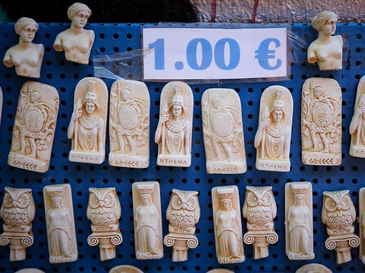 Griechenland will im Tourismus die Mehrwertsteuersätze anheben. Damit könnte der Urlaub dort etwas teurer werden.