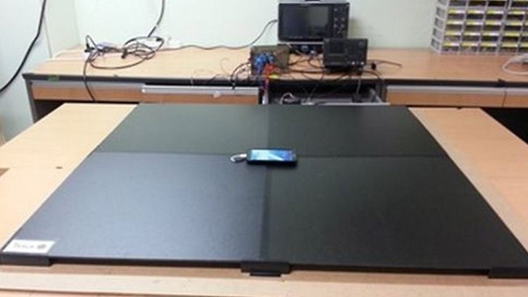 Die Technik könnte beispielsweise in Tischplatten untergebracht werden.