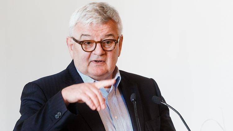 Joschka Fischer beschwört die britische Expertise in Finanzangelegenheiten.