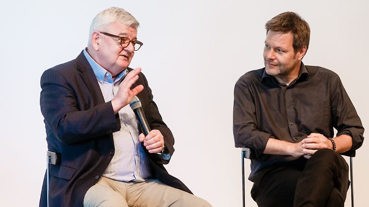 Joschka Fischer (l.) und Robert Habeck sind sich in vielerlei Hinsicht einig. Klare Unterschiede gibt es unter anderem beim Freihandelsabkommen TTIP. Fischer ist ein vehementer Verfechter eines Deals mit den USA.