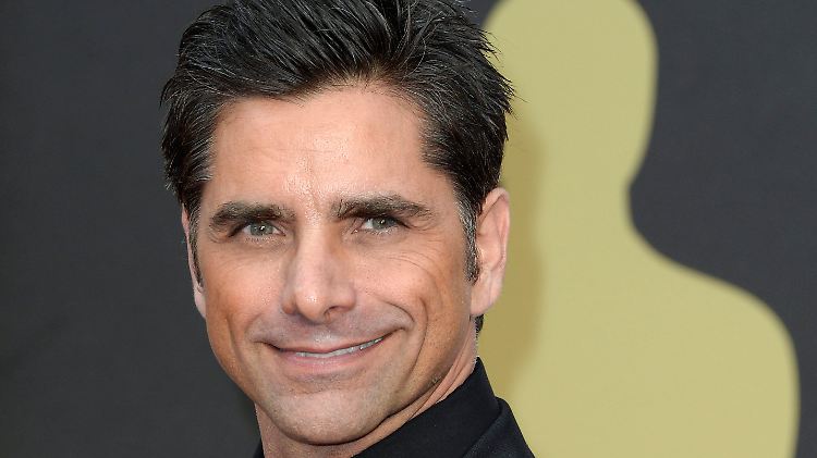 John Stamos ist bekannt aus der Serie "Full House". Er spielte die Rolle des Onkel Jesse. 
