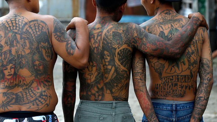 Die Grenzbeamten können offenbar beurteilen, welche Tattoos "einschlägig" sind und welche nicht.