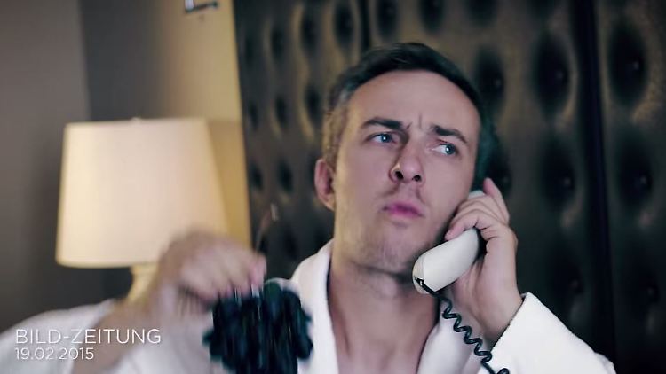 Ausschnitt aus dem Video: Jan Böhmermann motzt am Telefon über die "faulen Griechen".