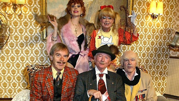 In ihrer Kindheit hatte sie nichts zu lachen: Ingrid Steeger, hinten rechts, und die "Klimbim"-Familie.
