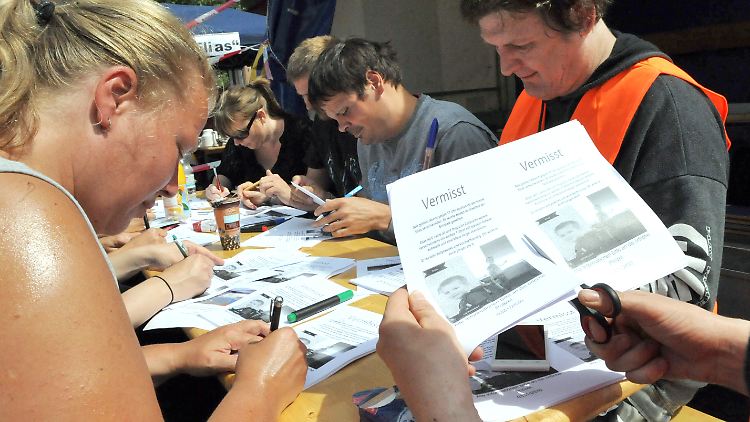 Nachbarn aus dem Stadtteil, in dem Elias und seine Mutter wohnen, koordinieren ihre Hilfe bei der Suche in einer Freiwilligen-Einsatzleitung.