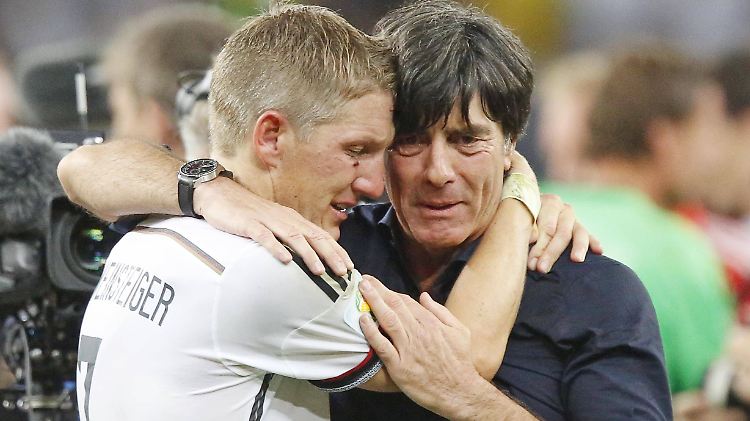 "Wir haben Zeit zum Luftholen gebraucht": Joachim Löw und Bastian Schweinsteiger vor einem Jahr in Rio.