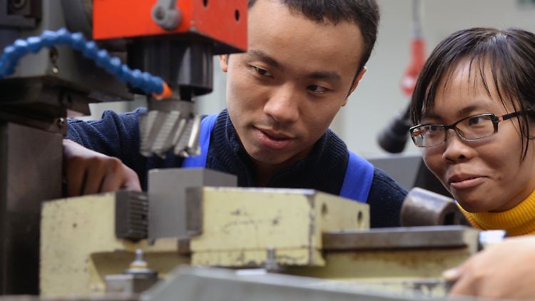 Deutschland braucht mehr Mechatroniker. Thai Minh Nguyen und Oanh Ngo To aus Vietnam starteten in Chemnitz eine entsprechend Ausbildung.