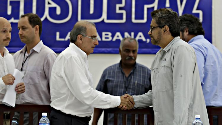 Handschlag der Hoffnung: Kolumbiens Unterhändler Humberto de la Calle und sein Gegenüber von der Farc, Ivan Marquez, vereinbaren eine neue Waffenruhe. 