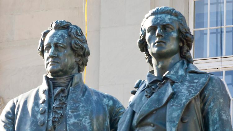 Das Goethe-und-Schiller-Denkmal in Weimar steht für das Thüringen der Dichter und Denker. Nun kommt ein weiteres Prädikat wohl dazu.