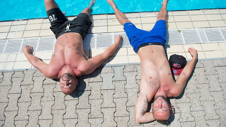 Heute am Pool, morgen im Bett - mit Fieber. Manchmal erwischt es einen auch im Sommer.