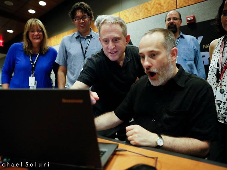 Nasa-Mitarbeiter reagieren begeistert auf die jüngsten Fotos der Sonde "New Horizons" vor der Annäherung am morgigen Dienstag.