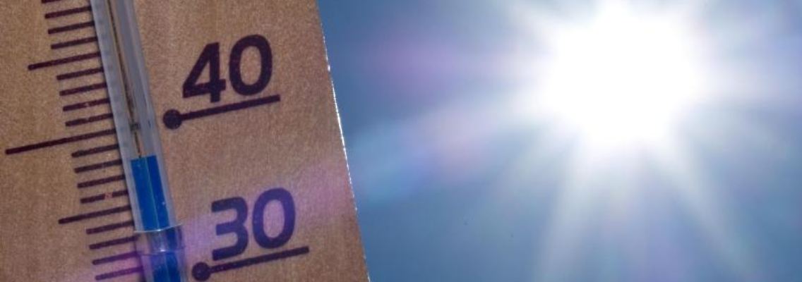 Steigt das Thermometer in der Wohnung, sollten Bewohner selbst keine Wärme erzeugen.