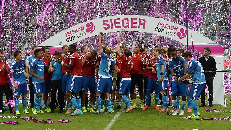 Sie feiern die Feste, wie sie fallen: die Spieler des Hamburger SV in Mönchengladbach.