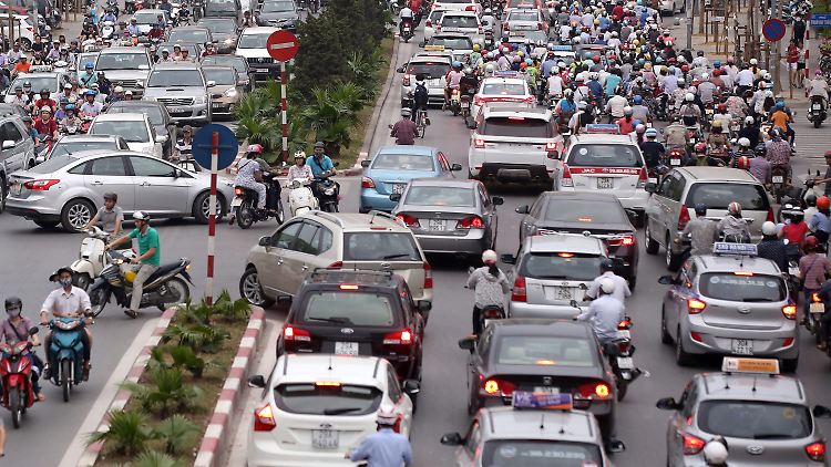Verstopfte Straßen in Hanoi: Wer dort von A nach B kommen will, ist mit dem Moped schneller unterwegs als mit dem Auto.