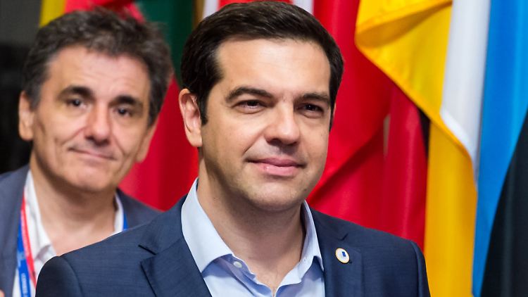 Alexis Tsipras und sein Finanzminister Euklid Tsakalotos müssen den Erfolg jetzt vor dem Athener Parlament vertreten.