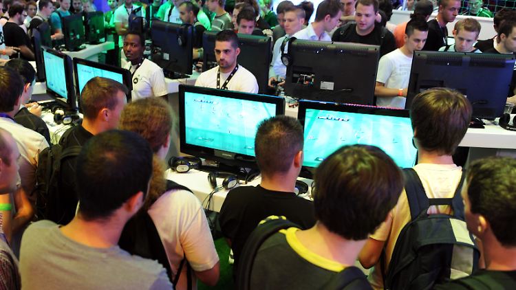 Wenn Jugendliche für Computer-Rollenspiele Schule, Beruf, Freunde, Ernährung und Körperhygiene vernachlässigen, schrillen bei Suchtexperten die Alarmglocken.