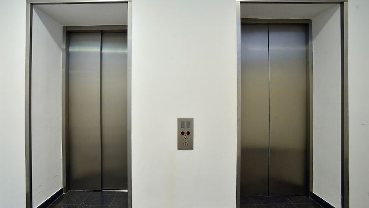 Ältere Menschen haben öfter Probleme beim Treppensteigen und sind daher froh über einen Fahrstuhl.