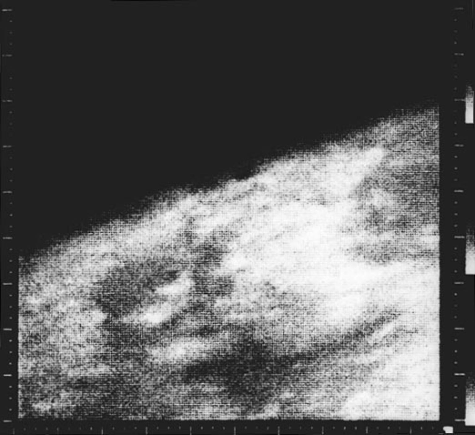 Zugegeben, viel ist hier noch nicht zu erkennen - dennoch ist dieser Anblick historisch. Es ist das erste Foto eines fernen Planeten, geschossen von einer Raumsonde. Also der erste "erste Blick" der Menschheit auf eine fremde Welt. Ermöglicht hat ihn ...