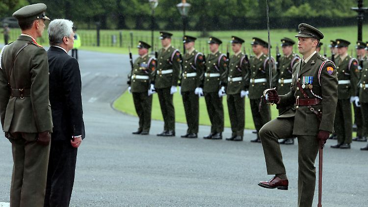 Joachim Gauck wird in Dublin mit militärischen Ehren empfangen.