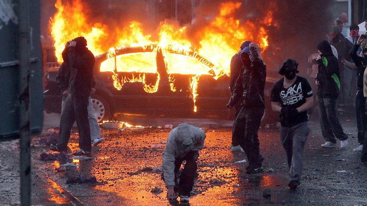 Immer wieder flammt in Belfast der Nordirland-Konflikt auf, brennende Autos - wie 2011 - sind dabei keine Seltenheit.