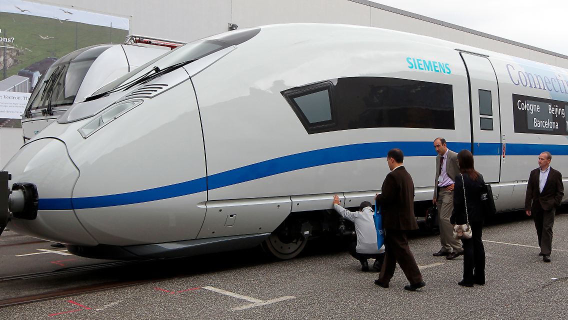 ICE 3 in neuer Version: Dachaufbauten sind verkleidet - für eine bessere Aerodynamik.