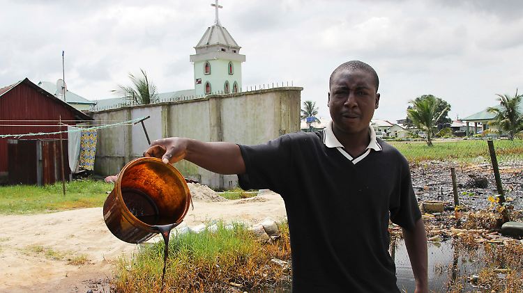 Auch Umweltzerstörung haben viele internationale Konzerne gebracht. Immer wieder lecken die Pipelines von Shell und verseuchen die Landschaft im Niger-Delta.