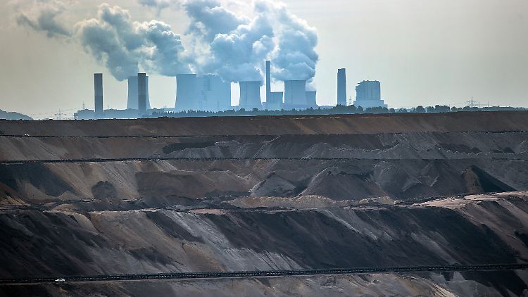 Hinter dem Braunkohletagebau Garzweiler ist das Braunkohlekraftwerk Neurath zu sehen.