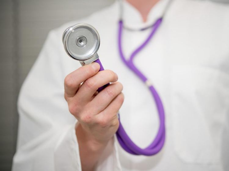 Alles richtig gemacht? Wer den Verdacht hegt, das sein Arzt ihn falsch behandelt hat, sollte sich an seine Krankenkasse wenden.