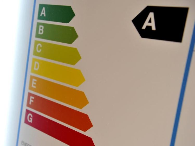 Das Energieeffizienzlabel der EU trägt eine farbige Skala, die verdeutlichen soll, wie gut das Gerät mit Strom umgeht. Die Klasse A (grün), teils sogar bis A+++, steht für besonders effiziente Geräte, F und G (rot) für Energieschleudern.