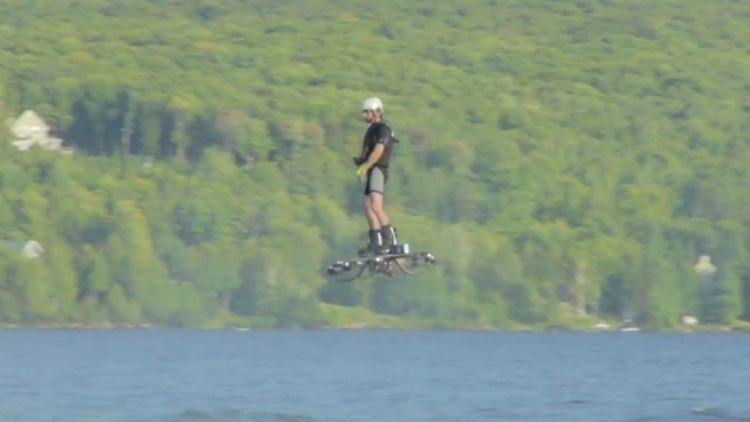 Catalin Alexandru Duru auf seinem Hoverboard. 