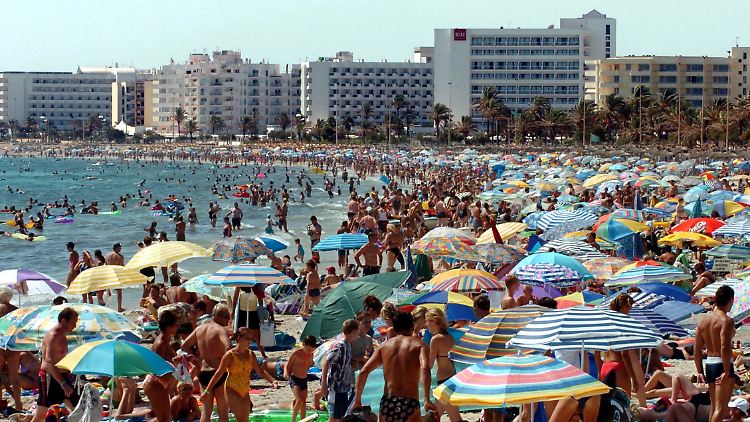 Entspannt erholen geht anders. Hier die Bucht von Cala Millor auf Mallorca.