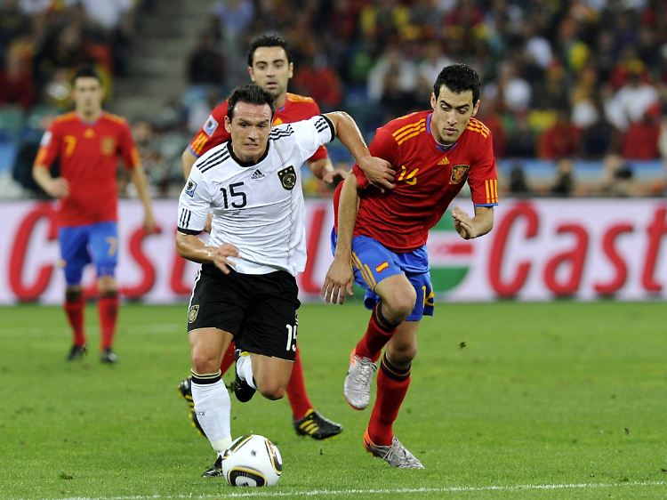 WM 2010 in Südafrika: Piotr Trochowski ist im Halbfinale gegen Spanien für Deutschland am Ball.